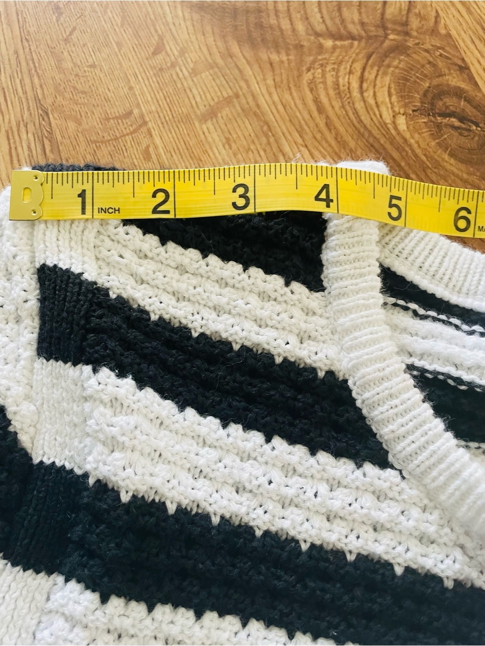 Striped Short-Sleeve Knit Cardigan - Black & White
63% cotton 
37%polyester - Picture 4 of 9